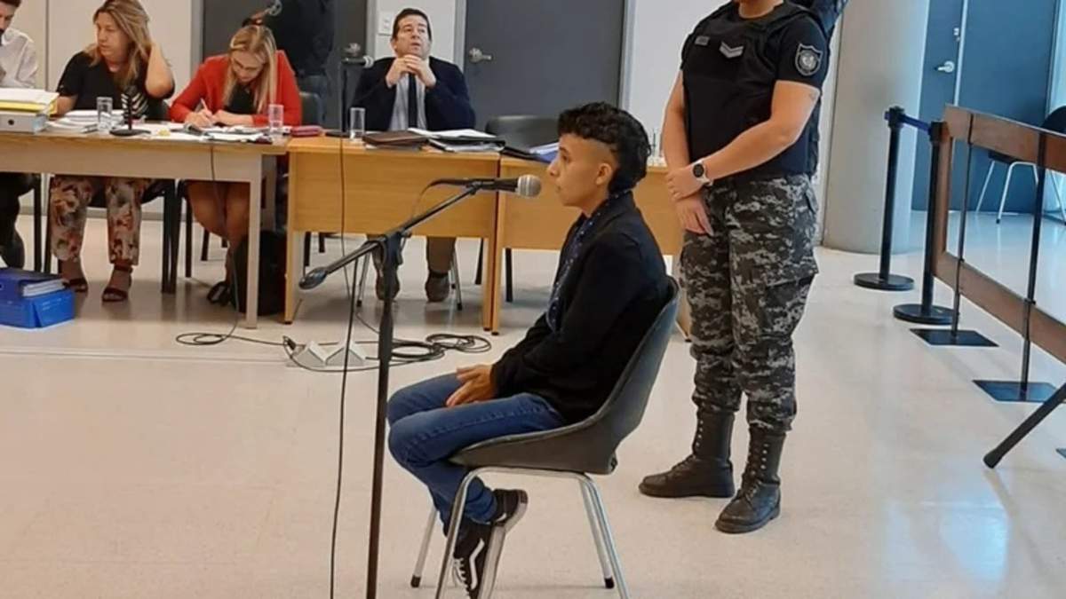 Abigail Páez mientras declara en el juicio por el asesinato de Lucio Dupuy. Fuente: (Facebook)