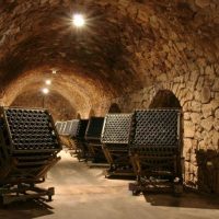 Bodegas francesas venden parte de la producción para hacer sanitizantes