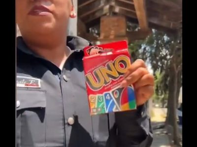 Policías del Edomex intentan detener a jóvenes por jugar “UNO” en la vía pública; ¿es de apuestas?