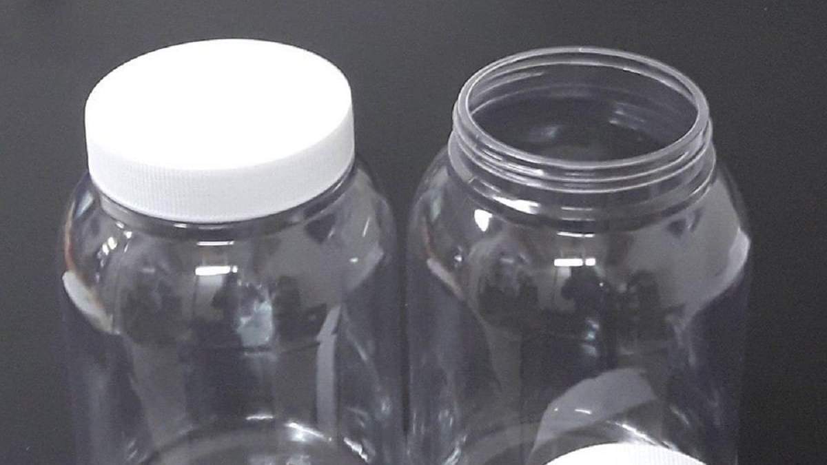 Botes de aceitunas vacíos. Fuente: (X)
