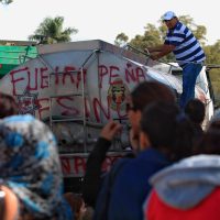 Maestros de la CNTE bloquean carretera en Oaxaca