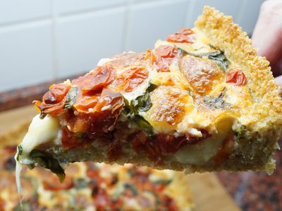 Tarta caprese exprés: si no sabés qué cocinar, esta rica y jugosa receta te salvará la cena