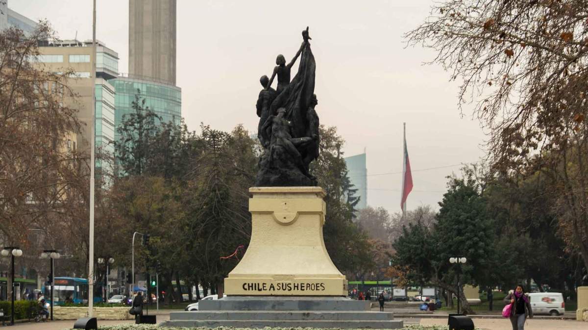 La Catedral de Santiago de Chile se convirtió en el blanco de un ataque. Fuente: (Twitter)