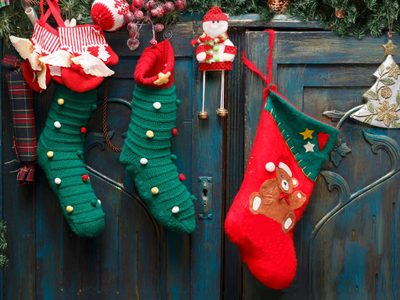 Reutilizá las telas viejas y creá estas hermosas botas navideñas para decorar tu hogar