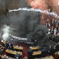 Lanzan bombas de humo y bengalas en Parlamento de Serbia; tres diputados resultaron heridos