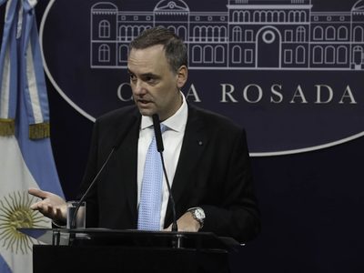 Envalentonado tras la rendición en el Congreso, Adorni reabre la sala de periodistas
