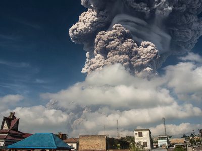 Preocupante lluvia ácida en Costa Rica tras la repentina erupción de un volcán