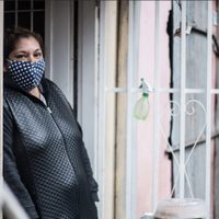 Brigadistas sanitarios llevan la bandera de Ramona Medina a los barrios vulnerables