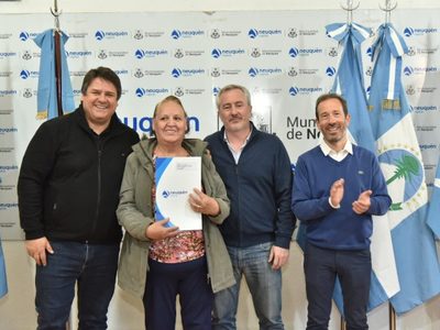 Entregaron 34 títulos de propiedad a familias en diferentes barrios de la capital