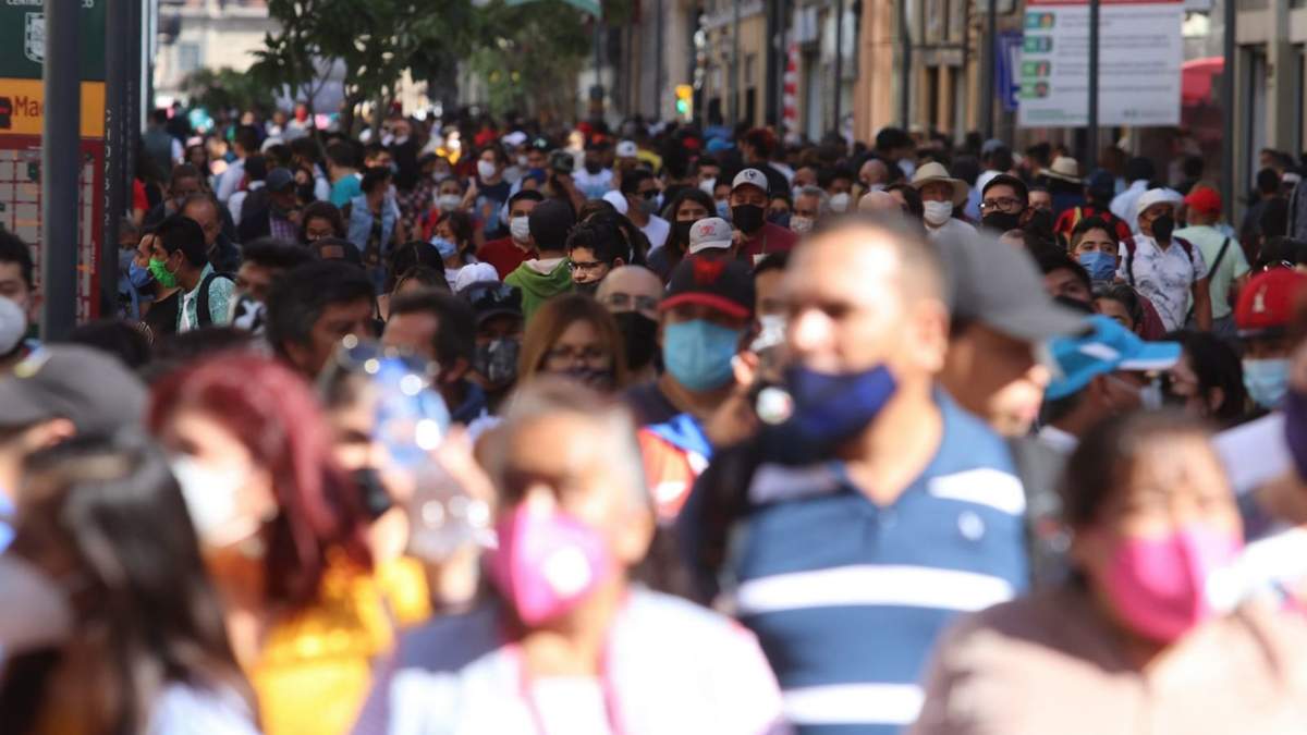 Gran cantidad de personas pasea por las calles de Buenos Aires en medio de la pandemia de coronavirus. Fuente: (Twitter)