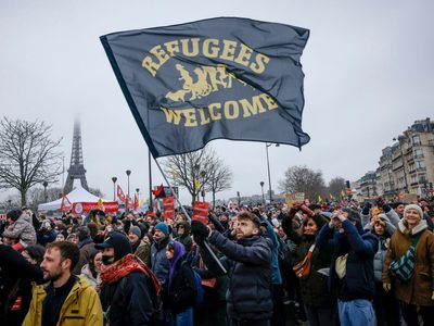 Manifestantes piden a Macron no promulgar ley para regular la inmigración