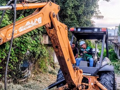 Alcalde de Emiliano Zapata se sube a excavadora para “trabajar” y derriba un poste frente a vecinos