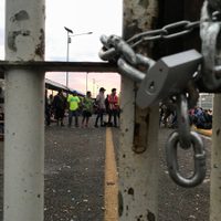 A la intemperie, cerca de dos mil migrantes durmieron sobre el puente fronterizo de Suchiate