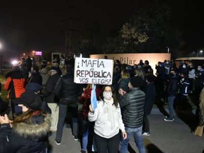 Lázaro Báez, apedreado por sus vecinos en Pilar: "Le haremos la vida imposible"