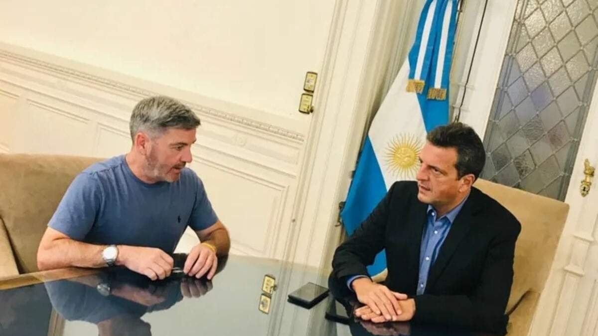Carlos Sánchez junto a Sergio Massa. Fuente: (Letra P).
