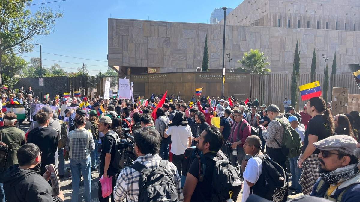 La protesta en la nueva Embajada de Estados Unidos en México