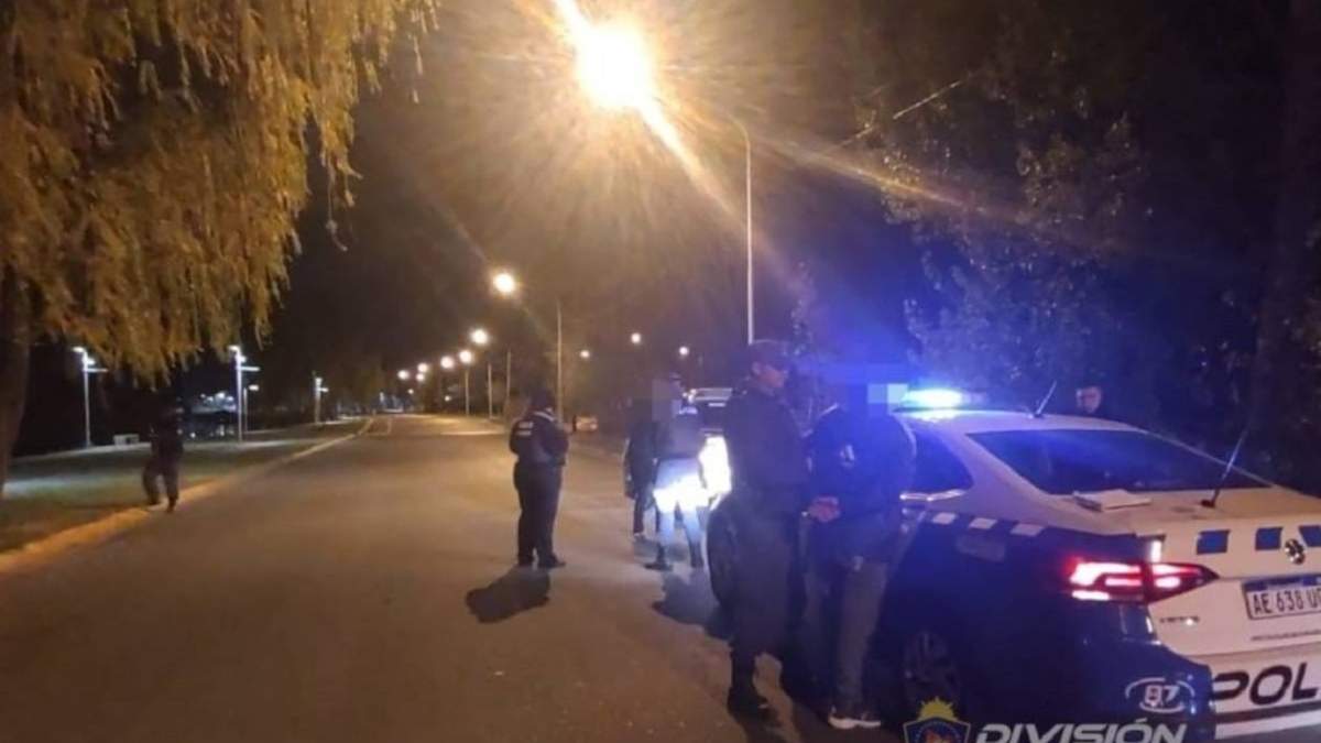 En el operativo sobre calle Linares se detuvo a un sujeto con pedido de captura, a un alcoholizado y se demoró a una mujer que estaba alterada. Fuente: Policía de Neuquén.