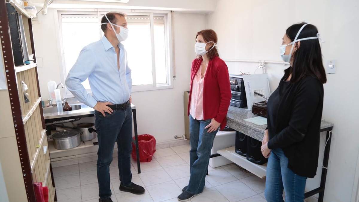 Gutiérrez junto al personal del laboratorio Central. Fuente: (Twitter)