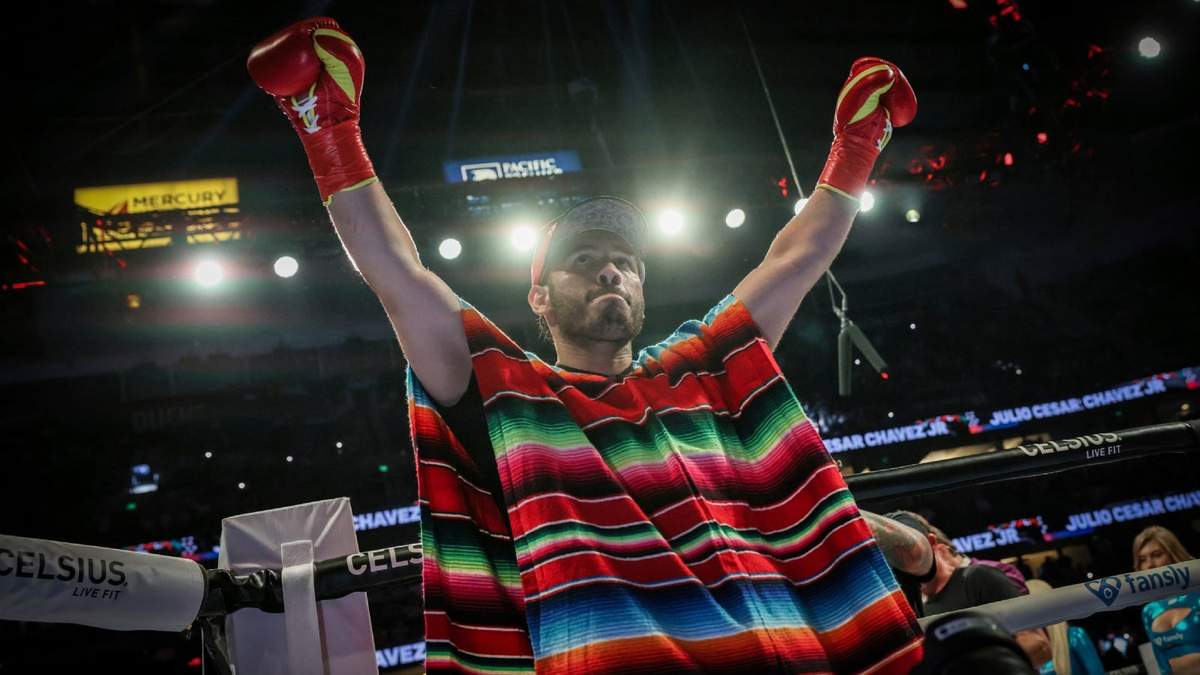 El pugilista Julio César Chávez Jr. llega para su combate contra Jake Paul, en Anaheim, California, el 28 de junio de 2025