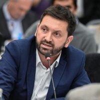 Un diputado le recordó a Adorni que antes de ser funcionario sacó un traje en cuotas