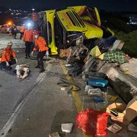 Accidente de autobús de pasajeros en Indonesia deja al menos 16 personas muertas