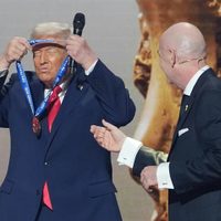 Trump recibe el nuevo premio de la paz de la FIFA durante el sorteo de la Copa Mundial de 2026
