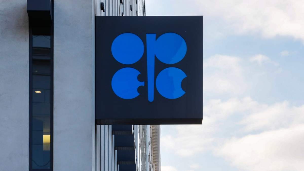 El logo de la Organización de Países Exportadores de Petróleo (OPEP, por sus siglas en inglés), en el exterior de la sede de la institución, en Viena, Austria