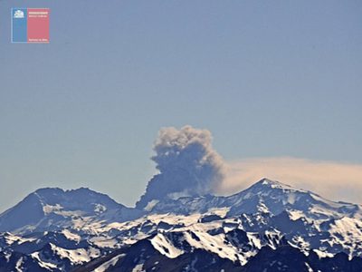 Alerta amarilla por el volcán Peteroa: sismo y columna de cenizas