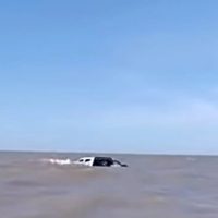 ¡El colmo del irresponsable! Se fue a pescar en plena cuarentena y el mar... ¡le llevó la camioneta!