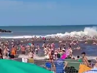 Pánico en Santa Clara del Mar por una ola gigante que dejó un muerto y 35 heridos