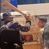 Captan a policías de élite de Chiapas golpeando con una tabla a un joven detenido (Video)