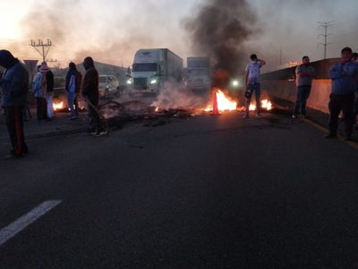 Pobladores de Xalmimilulco cierran la autopista México-Puebla tras agresión de policías (Video)