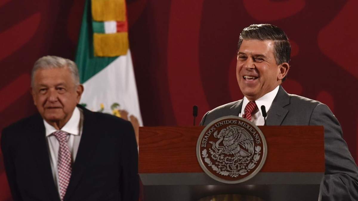 El procurador federal del consumidor, Ricardo Sheffield y el presidente durante la presentación de los funcionarios que ganan más