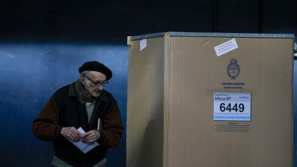Un votante sostiene su boleta luego de elegir sus preferencias durante las elecciones primarias en Buenos Aires, Argentina