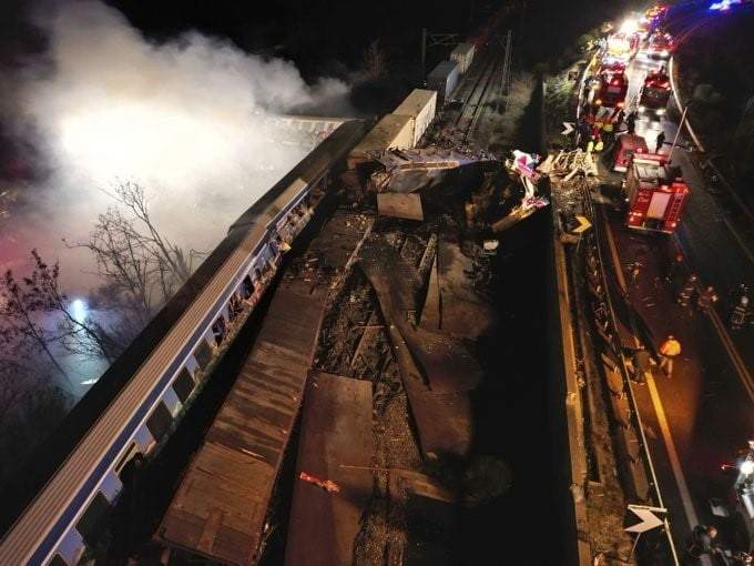 Un tren de pasajeros chocó de frente contra un tren de carga en el norte de Grecia