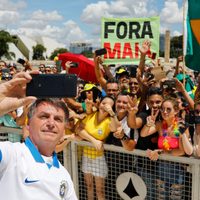 ¿Un presidente peligroso? Bolsonaro besó y abrazó a sus seguidores en plena crisis por el coronavirus