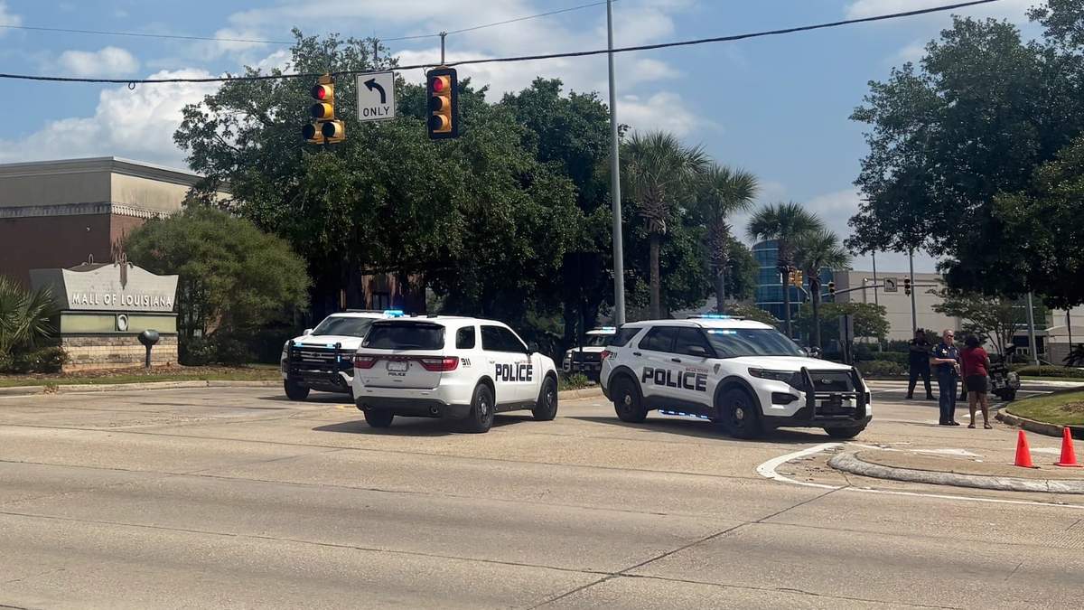 Policías acuden al Mall of Louisiana, en Baton Rouge, Luisiana