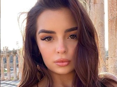 ¡Llama al caos! Demi Rose es traicionada por su reveladora prenda al subir las escalera ¡Se le ven!