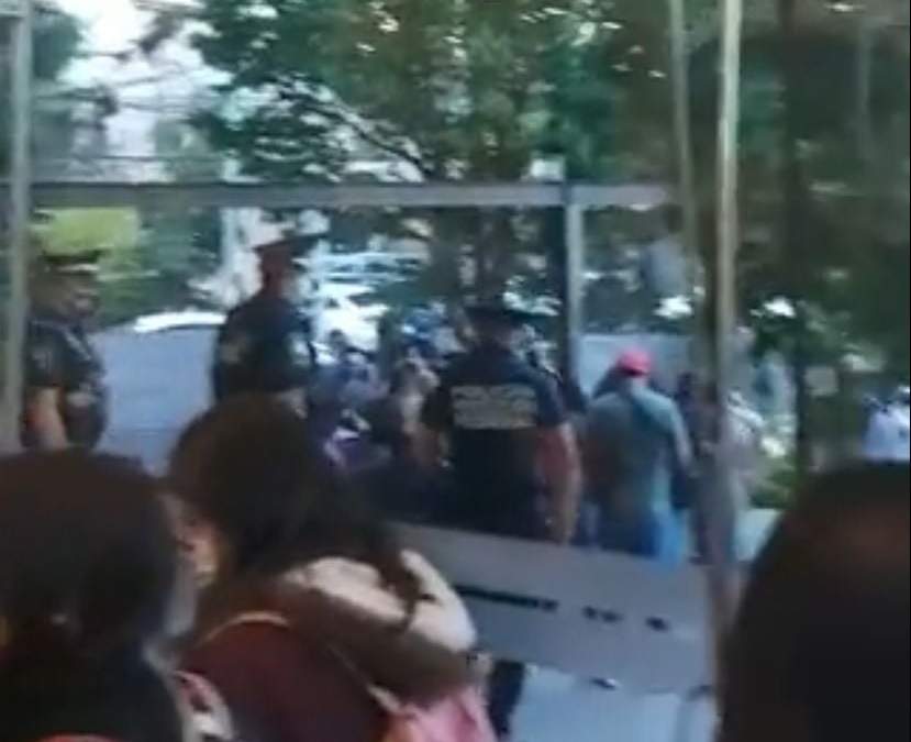 Edificio del Insabi cercado por empleados de Oaxaca