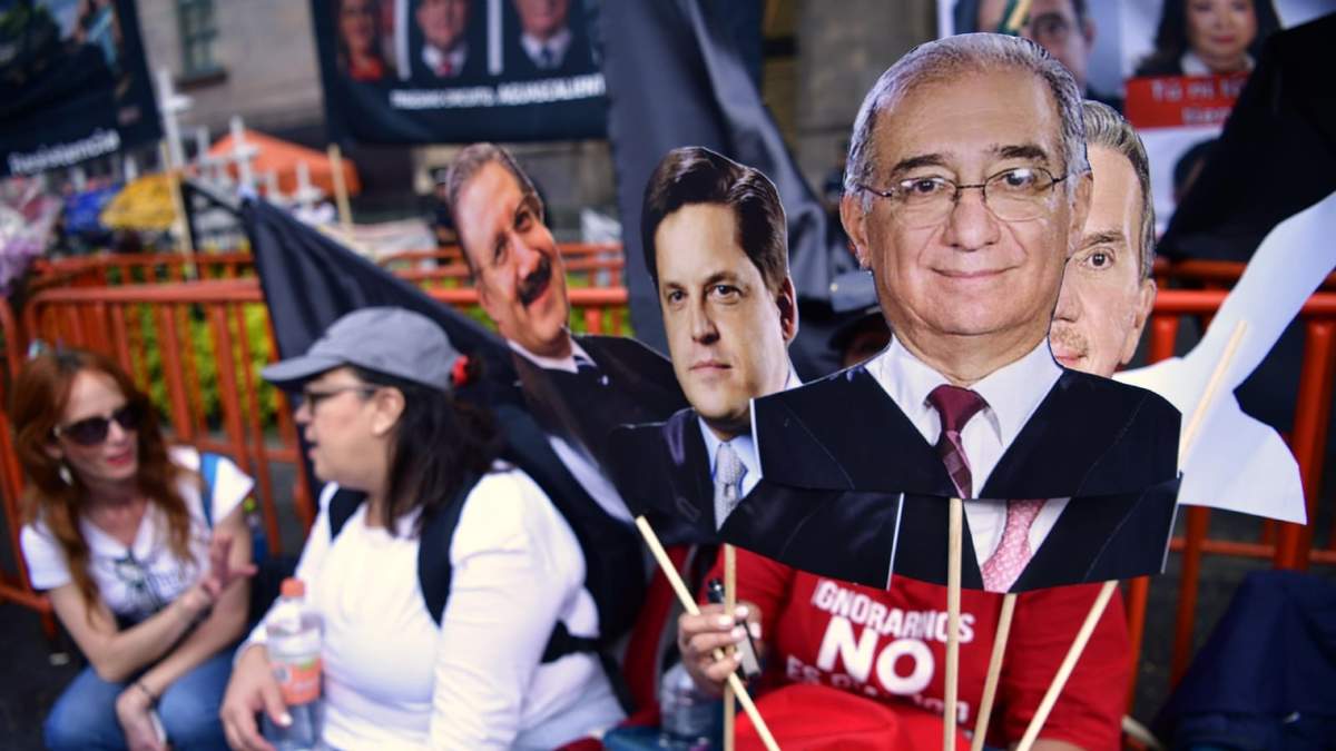 Protesta afuera de la Suprema Corte. En primer plano, una foto del ministro Alberto Pérez Dayán