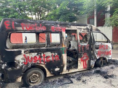 Tras volcadura de combi que dejó dos muertos, pobladores queman unidad en Tuxtla Gutiérrez