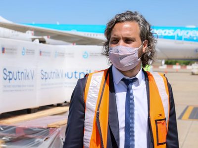 Vacuna rusa: aterrizaron las primeras dosis y ya hay fecha de vacunación