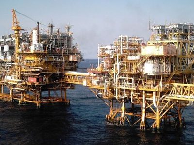 La OPEP y sus aliados, incluida Rusia, elevan la producción de crudo en 400 mil barriles diarios