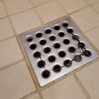 No hace falta llamar al plomero: el truco para limpiar y destapar las rejillas del baño en menos de 5 minutos