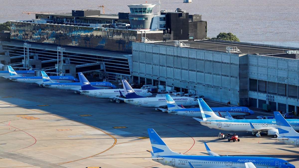 La medida que evalúa el Gobierno también beneficiaría a Aerolíneas Argentinas. Fuente (Twitter)