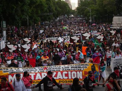 “¡Queremos hospitales!, ¡no queremos militares!”, claman en marcha por el 12 de octubre