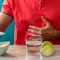 Agua con limón y bicarbonato: qué dice la ciencia sobre su consumo después de los excesos de fin de año