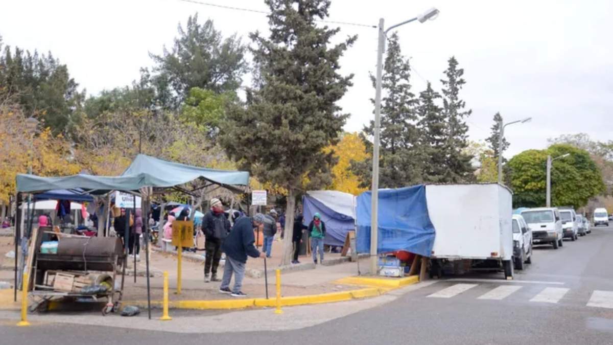 Los feriantes quieren quedarse en esa plaza o ser reubicados pero dentro del mismo barrio. Fuente: (LU5).