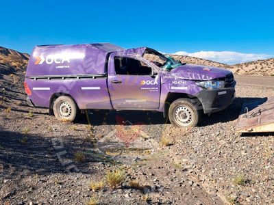 Un hombre herido por el vuelco de una camioneta de un correo privado