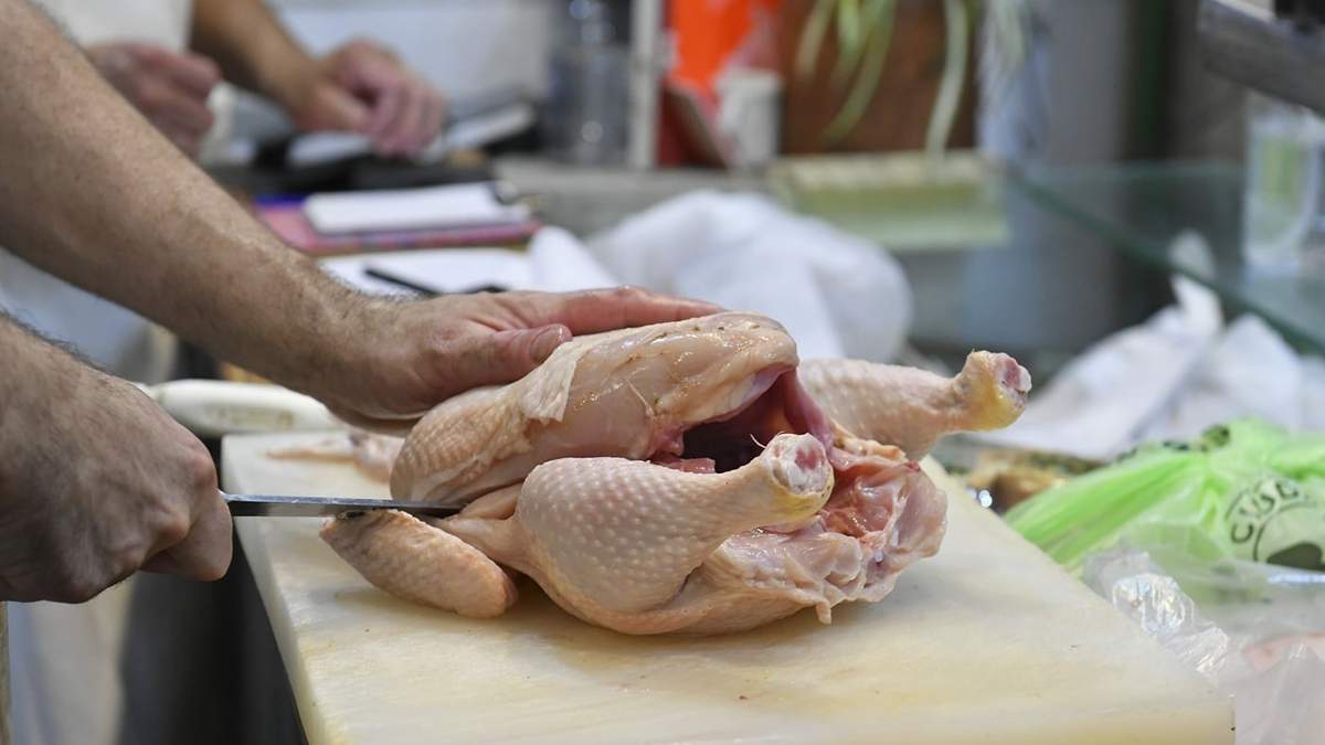 Por el precio de la carne vacuna, en 2025 aumentó el consumo de pollo y cerdo